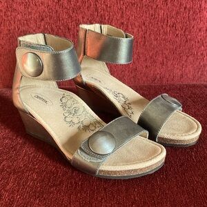 Rarely worn Aetrex Sandal